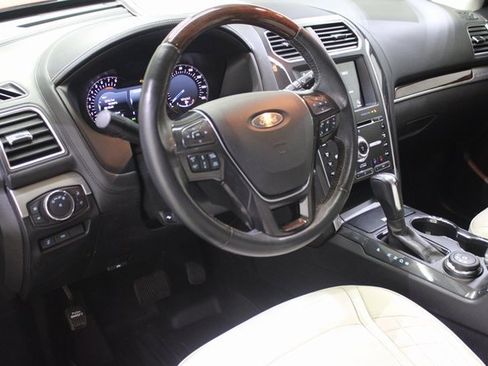 Used 2017 Ford Explorer Platinum image 11