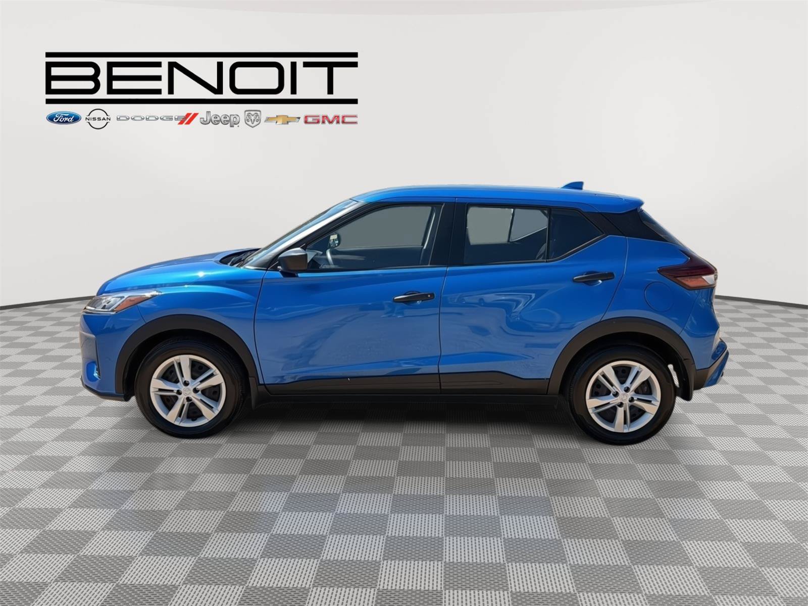 Used 2025 Nissan Kicks Play S FWD image 2