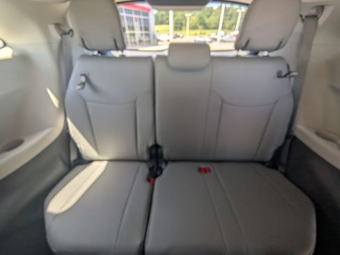 Used 2024 Toyota Sienna XLE FWD image 30