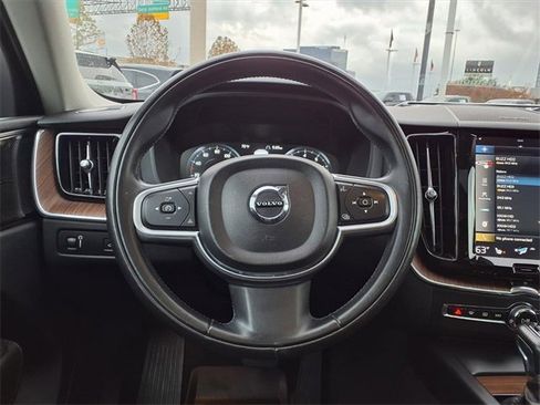 Used 2019 Volvo XC60 T5 Momentum w/ Multimedia Package image 10