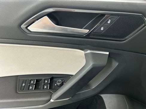 Used 2018 Volkswagen Tiguan SE w/ Panoramic Sunroof Package AWD/4WD image 11
