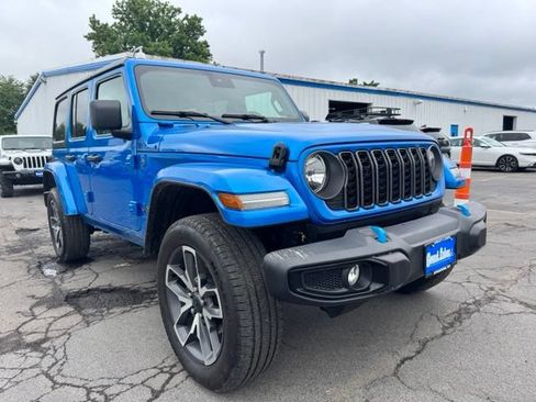 Used 2024 Jeep Wrangler Unlimited w/ Convenience Group AWD/4WD image 8