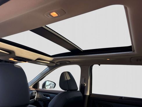 Used 2023 Nissan Rogue SL w/ SL Premium Package image 11