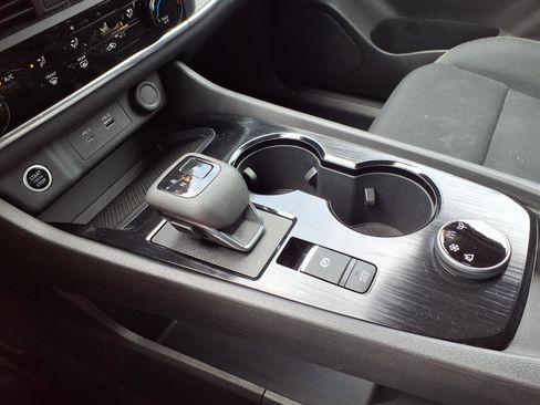 Used 2023 Nissan Rogue S image 11