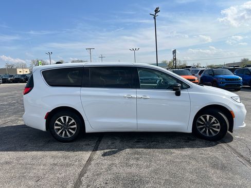 Used 2024 Chrysler Pacifica Limited FWD image 5