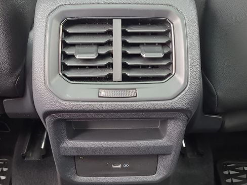 Certified 2025 Volkswagen Taos SE image 11