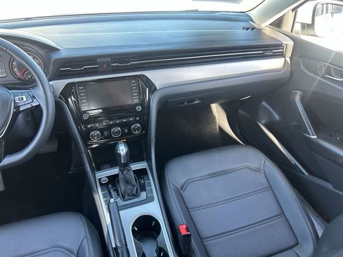 Used 2022 Volkswagen Passat 2.0T SE FWD image 13