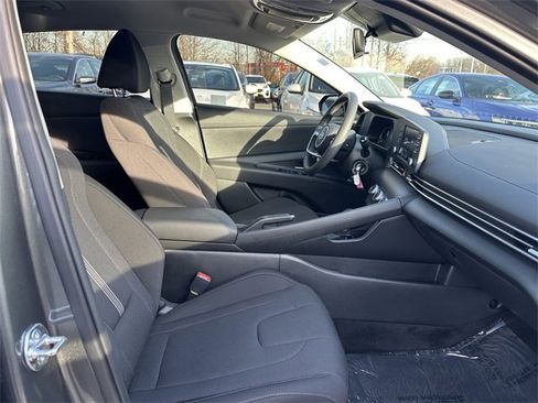 Used 2025 Hyundai Elantra SE image 32