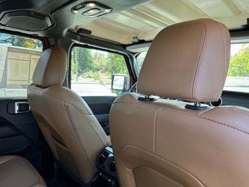 Used 2021 Jeep Wrangler Unlimited Sahara w/ Cold Weather Group image 16