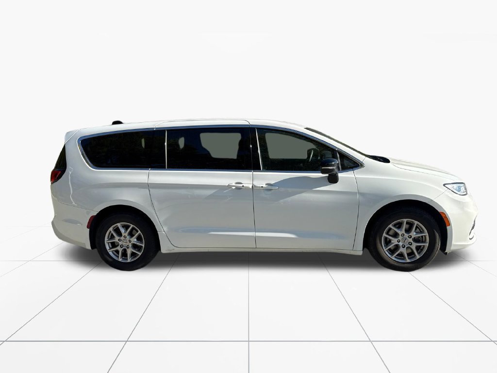 Used 2025 Chrysler Pacifica Select FWD image 9