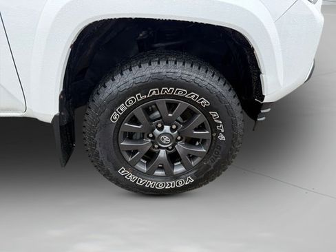 Used 2021 Toyota Tacoma SR5 AWD/4WD image 28