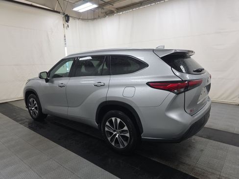 Used 2021 Toyota Highlander XLE FWD image 6