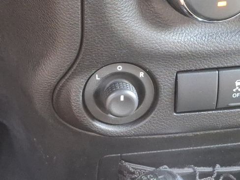 Used 2013 Jeep Wrangler Unlimited Sahara image 24