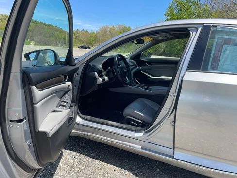 Used 2018 Honda Accord Touring image 9