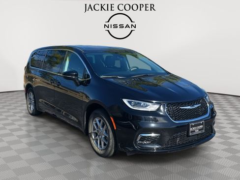 Used 2024 Chrysler Pacifica Touring-L image 3