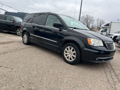 Used 2013 Chrysler Town & Country Touring image 12
