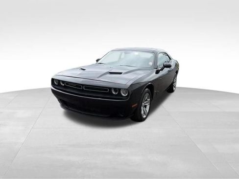 Used 2019 Dodge Challenger SXT RWD image 3