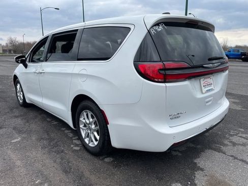 Used 2023 Chrysler Pacifica Touring FWD image 5