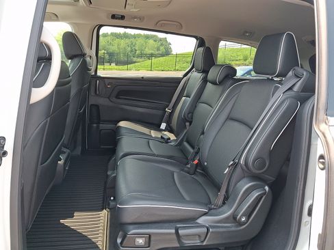 Used 2025 Honda Odyssey Elite image 11