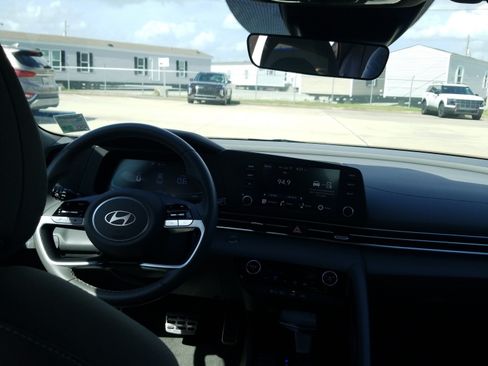 Used 2025 Hyundai Elantra Sport FWD image 18