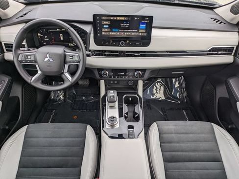 Used 2025 Mitsubishi Outlander SE FWD image 15
