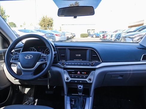 Used 2017 Hyundai Elantra SE image 17