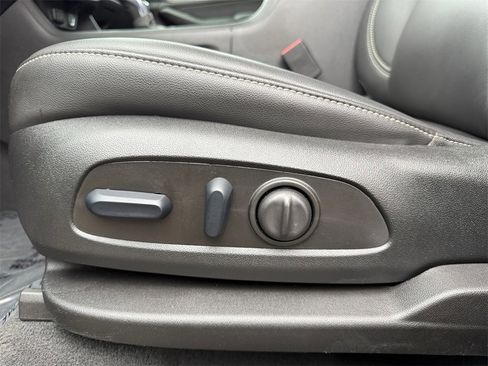 Used 2024 Chevrolet Traverse LT image 10