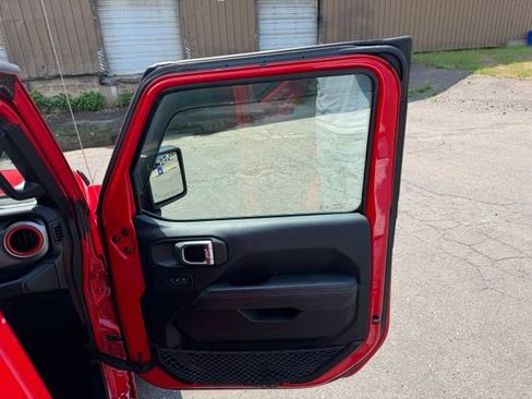 Used 2019 Jeep Wrangler Unlimited Sahara AWD/4WD image 13