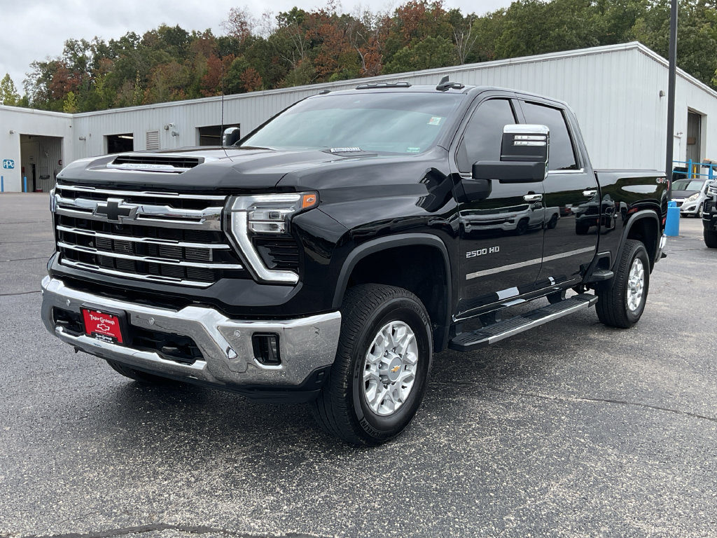 Used 2024 Chevrolet Silverado 2500 LTZ w/ LTZ Convenience Package AWD/4WD image 4