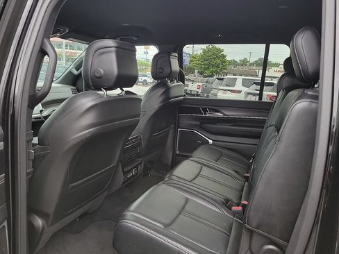 Used 2024 Jeep Wagoneer L Series II RWD image 10