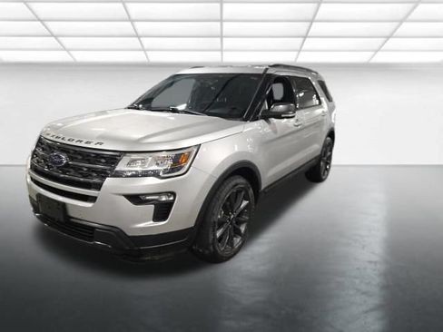 Used 2019 Ford Explorer XLT w/ Equipment Group 202A AWD/4WD image 8