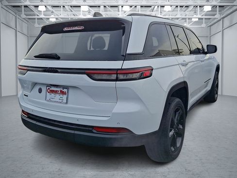 Used 2023 Jeep Grand Cherokee Altitude image 5