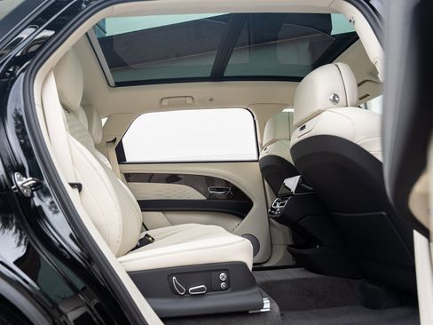 Used 2024 Bentley Bentayga Extended Wheelbase image 43