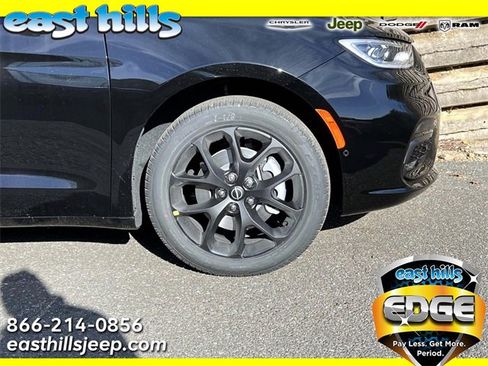 New 2026 Chrysler Pacifica Limited image 3