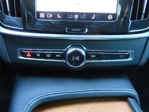 Used 2022 Volvo S90 B6 Momentum image 29