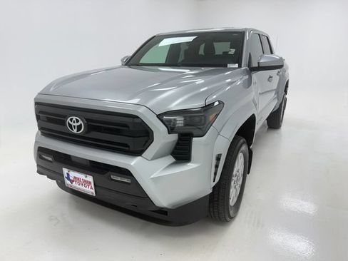 Used 2025 Toyota Tacoma SR5 AWD/4WD image 4