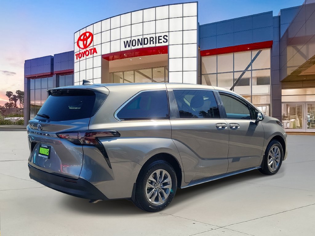 Used 2026 Toyota Sienna LE FWD image 5