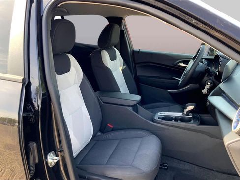 Used 2025 Chevrolet Trax LS FWD image 9