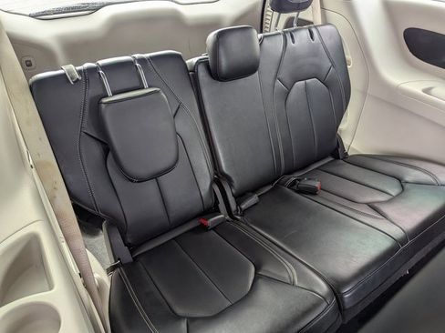 Used 2024 Chrysler Pacifica Touring-L image 31