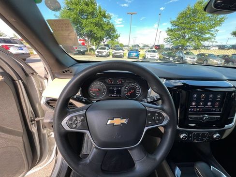 Used 2022 Chevrolet Traverse LS AWD/4WD image 38
