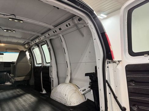 Used 2017 GMC Savana 2500 image 77