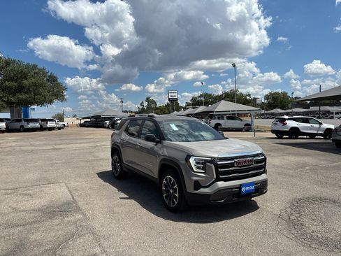 Used 2027 GMC Terrain Elevation w/ Elevation Premium Package FWD image 3