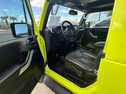 Used 2017 Jeep Wrangler Sahara w/ Connectivity Group AWD/4WD image 9