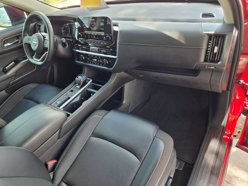 Used 2025 Nissan Pathfinder SL FWD image 25