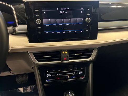 Certified 2025 Volkswagen Taos SE image 24