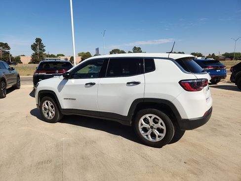 Used 2025 Jeep Compass Sport image 4