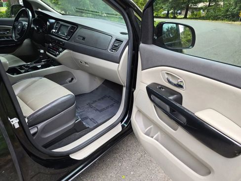 Used 2018 Kia Sedona EX image 12