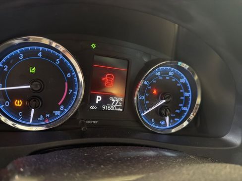 Used 2018 Toyota Corolla LE w/ LE Premium Package w/Moonroof FWD image 3