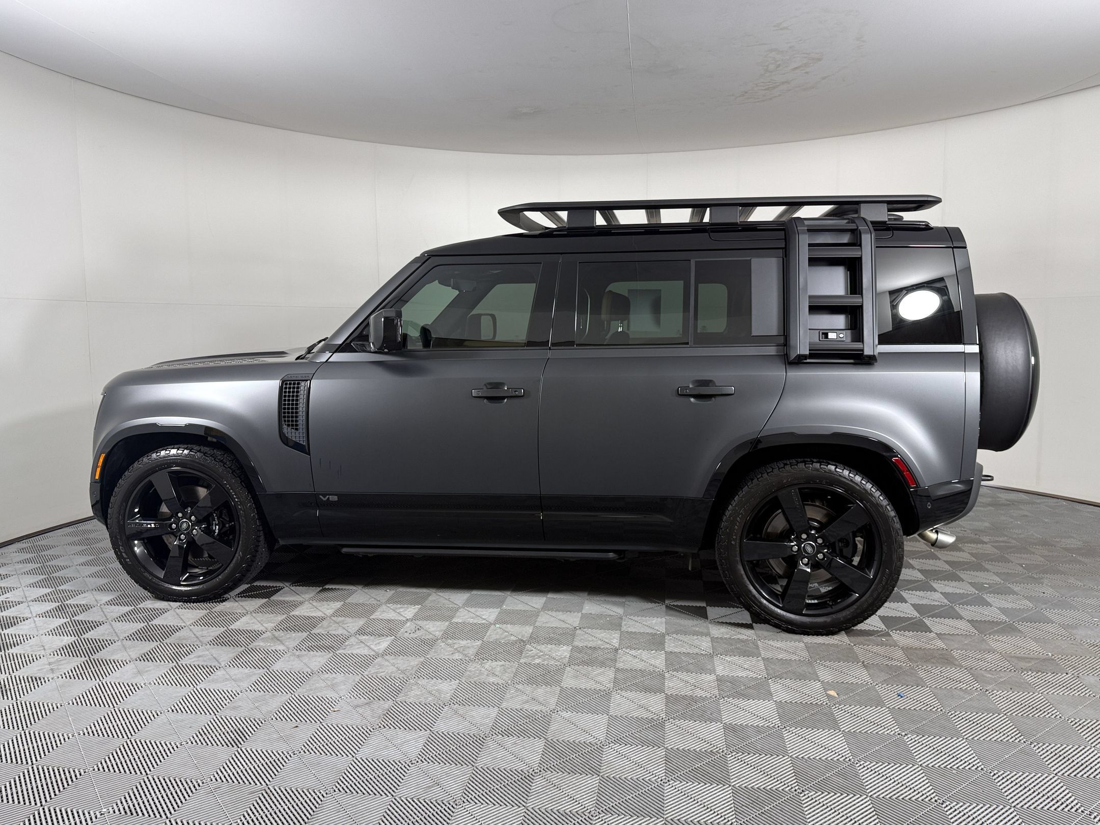 Used 2025 Land Rover Defender 110 V8 AWD/4WD image 2