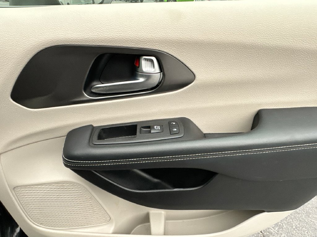 Used 2023 Chrysler Pacifica Touring-L w/ Uconnect Theater Family Group AWD/4WD image 33